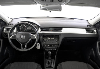 Подержанный автомобиль Skoda Rapid Liftback 2015 года (14 фото)