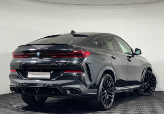 Подержанный автомобиль BMW X6 2022 года (2 фото)