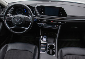 Подержанный автомобиль Hyundai Sonata 2021 года (13 фото)
