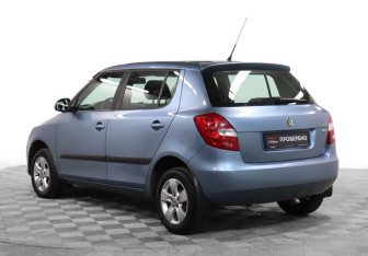 Подержанный автомобиль Skoda Fabia Hatchback 2011 года (7 фото)