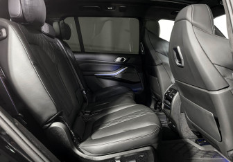 Подержанный автомобиль BMW X7 2024 года (14 фото)
