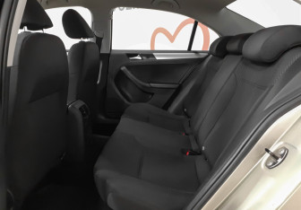 Подержанный автомобиль Volkswagen Jetta Sedan 2012 года (9 фото)