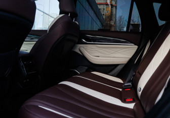 Подержанный автомобиль Geely Monjaro 2023 года (9 фото)