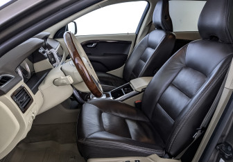 Подержанный автомобиль Volvo XC70 2011 года (20 фото)