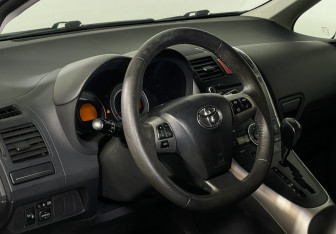 Подержанный автомобиль Toyota Auris Hatchback 2011 года (13 фото)