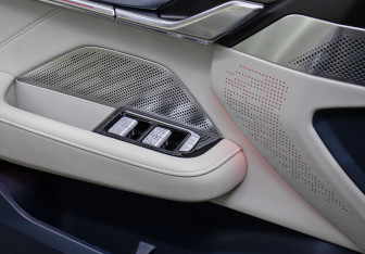 Подержанный автомобиль Zeekr 001 2023 года (24 фото)