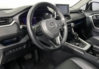 Подержанный автомобиль Toyota RAV4 2021 года (13 фото)