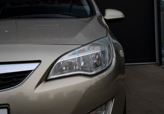 Подержанный автомобиль Opel Astra Hatchback 2011 года (15 фото)