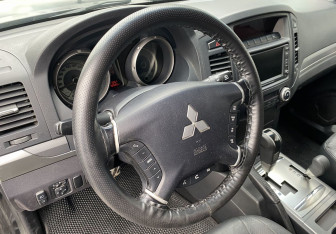 Подержанный автомобиль Mitsubishi Pajero 2011 года (14 фото)