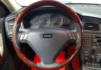 Подержанный автомобиль Volvo S60 2001 года (15 фото)