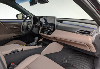 Подержанный автомобиль Lexus ES 2025 года (13 фото)