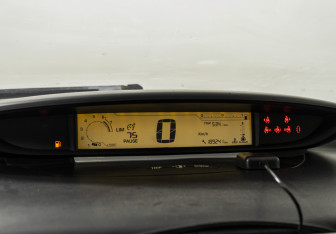 Подержанный автомобиль Citroen C4 Hatchback 2009 года (11 фото)