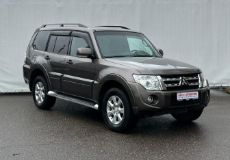 Подержанный автомобиль Mitsubishi Pajero 2012 года (3 фото)