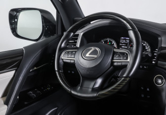 Подержанный автомобиль Lexus LX 2018 года (12 фото)