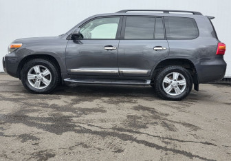 Подержанный автомобиль Toyota Land Cruiser Suv 2014 года (8 фото)