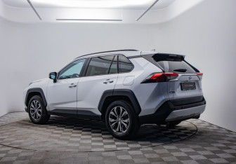 Подержанный автомобиль Toyota RAV4 2024 года (7 фото)