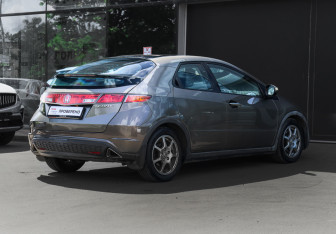 Подержанный автомобиль Honda Civic Hatchback 2007 года (4 фото)
