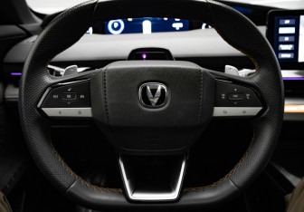 Подержанный автомобиль Changan UNI-V 2023 года (10 фото)