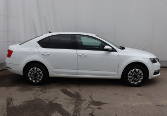Подержанный автомобиль Skoda Octavia Liftback 2020 года (7 фото)