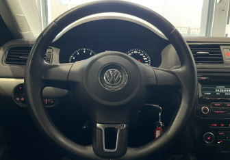 Подержанный автомобиль Volkswagen Jetta Sedan 2012 года (14 фото)