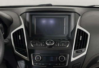 Подержанный автомобиль DongFeng AX7 2017 года (8 фото)