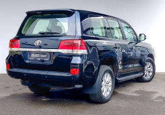 Подержанный автомобиль Toyota Land Cruiser Suv 2015 года (5 фото)