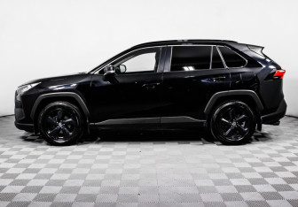 Подержанный автомобиль Toyota RAV4 2021 года (8 фото)