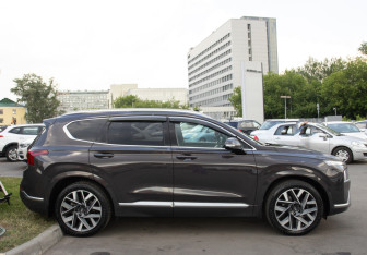 Подержанный автомобиль Hyundai Santa Fe 2021 года (3 фото)