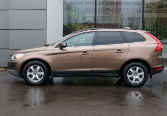 Подержанный автомобиль Volvo XC60 2010 года (8 фото)