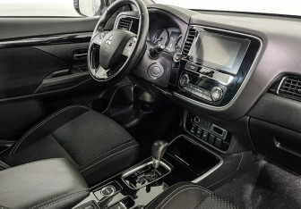 Подержанный автомобиль Mitsubishi Outlander 2019 года (9 фото)
