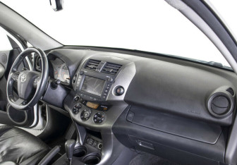 Подержанный автомобиль Toyota RAV4 2011 года (7 фото)