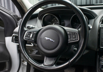 Подержанный автомобиль Jaguar XE 2016 года (16 фото)