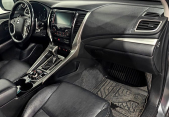 Подержанный автомобиль Mitsubishi Pajero Sport 2017 года (11 фото)