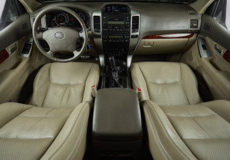 Подержанный автомобиль Toyota Land Cruiser Prado 2005 года (13 фото)