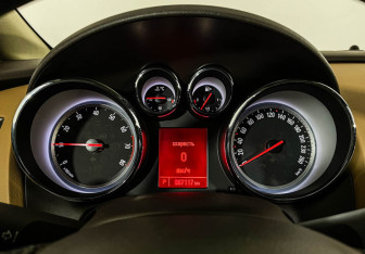 Подержанный автомобиль Opel Astra Hatchback 2013 года (11 фото)