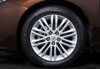 Подержанный автомобиль Lexus ES 2015 года (20 фото)