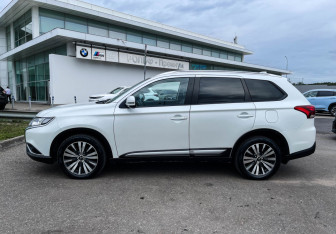 Подержанный автомобиль Mitsubishi Outlander 2020 года (8 фото)