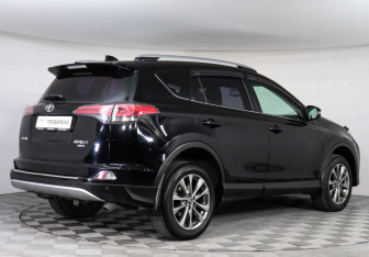 Подержанный автомобиль Toyota RAV4 2018 года (7 фото)
