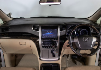 Подержанный автомобиль Toyota Alphard 2013 года (13 фото)