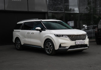 Подержанный автомобиль Kia Carnival 2022 года (3 фото)