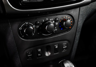 Подержанный автомобиль Renault Logan Sedan 2018 года (10 фото)