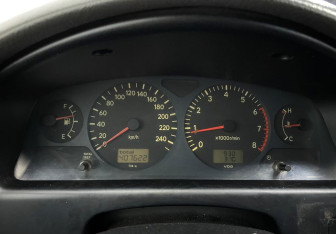 Подержанный автомобиль Toyota Avensis Sedan 1999 года (12 фото)