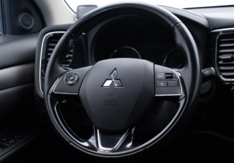 Подержанный автомобиль Mitsubishi Outlander 2016 года (15 фото)