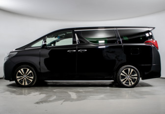 Подержанный автомобиль Toyota Alphard 2021 года (8 фото)