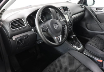 Подержанный автомобиль Volkswagen Golf Hatchback 2010 года (5 фото)