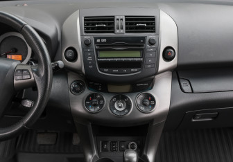 Подержанный автомобиль Toyota RAV4 2012 года (13 фото)