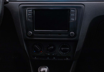 Подержанный автомобиль Skoda Rapid Liftback 2014 года (14 фото)