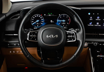 Подержанный автомобиль Kia Carnival 2022 года (12 фото)