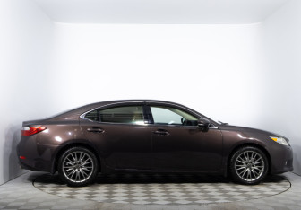 Подержанный автомобиль Lexus ES 2012 года (4 фото)