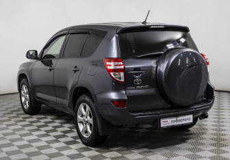 Подержанный автомобиль Toyota RAV4 2011 года (7 фото)